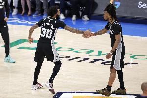 麦克布莱德:马刺后卫年轻敢于缠斗 我非常欣赏他们的劲头配图