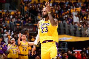 詹姆斯比赛直播_湖人最新动态_NBA篮球直播配图