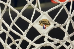 尼克斯vs马刺_nba圣诞大战细节满满_总决赛标志补丁球衣配图