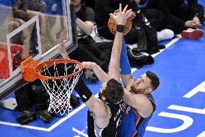 詹姆斯比赛直播_NBA最新动态_马刺vs雷霆篮球赛事配图