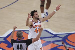 尼克斯vs马刺_nba篮球比赛直播_末节反扑全场回放配图