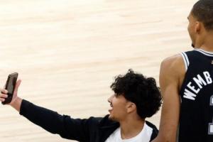 马刺vs尼克斯_NBA最新动态_篮球比赛高清直播配图