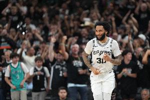 马刺vs尼克斯_NBA篮球半场5记三分_尚帕尼对阵尼克斯11记三分配图