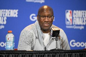 迈克·布朗vs波波维奇_NBA最新动态_马刺vs尼克斯比赛直播配图
