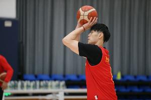 曾凡博比赛直播_中国男篮最新动态_CBA短训营名单配图