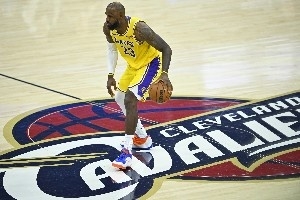 詹姆斯比赛直播_湖人骑士最新动态_nba米切尔交易传闻配图