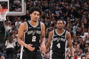福克斯比赛直播_尼克斯vs马刺最新动态_NBA篮球高清在线观看配图