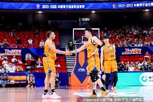 上海男篮vs广厦_CBA冠军庆典游行_历史首个双冠王配图