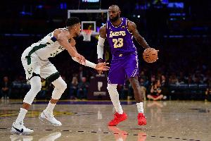 詹姆斯比赛直播_字母哥交易最新动态_热火领跑NBA转会配图