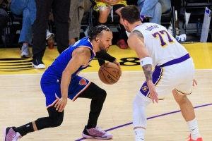 东契奇比赛直播_NBA最新动态_湖人vs独行侠比赛视频配图