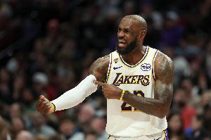 詹姆斯比赛直播_湖人NBA最新动态_篮球巨星詹姆斯高清视频配图