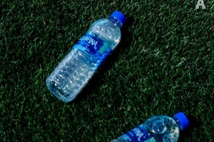 世界杯禁止带水瓶入场引争议_世界杯最新动态_足球争议话题配图
