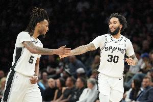 马刺vs尼克斯_nba篮球最新战报_尚帕尼谈尼克斯临场调整配图