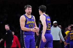 詹姆斯比赛直播_NBA最新动态_东契奇湖人热议配图