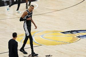 马刺vs尼克斯_NBA篮球最新战报_大比分0-1落后艰难比赛配图
