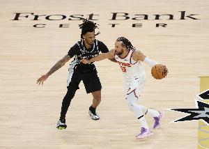 尼克斯vs马刺_联盟禁止辱骂布伦森球迷坐场边_NBA最新动态配图