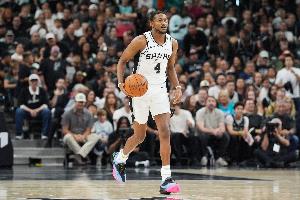 马刺vs国王_福克斯首节高效砍9分_NBA篮球最新战报配图