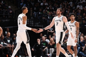 文班亚马比赛直播_马刺双塔战术解析_nba最新动态配图