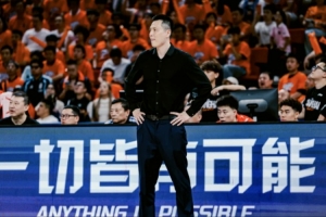 王哲林比赛直播_上海队vs张镇麟_CBA最新动态配图