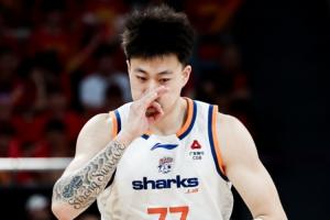 张镇麟比赛直播_上海男篮CBA最新动态_中国篮球转会费5000万配图