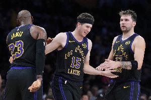詹姆斯比赛直播_湖人最新动态_NBA东契奇交易传闻配图