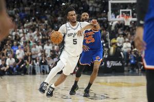 尼克斯vs马刺_大桥防守马刺三后卫15中2_NBA比赛直播高清配图
