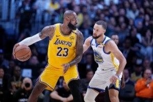 詹姆斯比赛直播_湖人最新动态_NBA球星转会消息配图