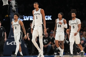 马刺vs尼克斯_nba篮球比赛直播_总决赛历史翻盘最新动态配图