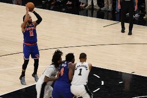 尼克斯vs对手_NBA篮球比赛直播_麦迪逊现场氛围配图