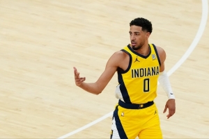 哈利伯顿比赛直播_詹姆斯约基奇最新动态_NBA20+得分10+助攻0失误场次居首配图