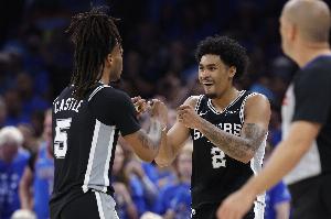 皮尔斯比赛直播_马刺vs尼克斯最新动态_NBA篮球高清观看配图
