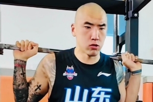 山东男篮vs夏训动态_CBA篮球最新消息_陶汉林光头造型配图