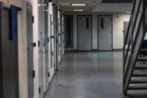 英格兰足球世界杯_醉酒闹事球迷可能关进黑帮横行塔兰特监狱配图