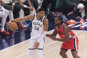 字母哥比赛直播_雄鹿快船最新动态_NBA超巨交易传闻配图