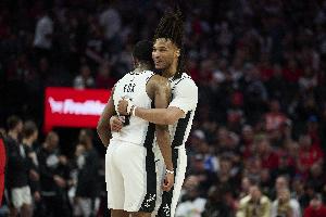 福克斯比赛直播_马刺vs尼克斯_NBA最新战况配图