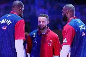 詹姆斯比赛直播_NBA历史最佳阵容最新动态_詹姆斯乔丹奥尼尔高清配图