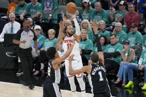 布伦森比赛直播_尼克斯季后赛中距离得分_篮球NBA最新动态配图