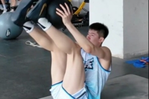 山东男篮vs训练日常_CBA最新动态_中国篮球训练视频配图
