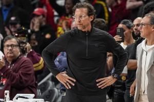 老鹰vs尼克斯_NBA季后赛最新战报_老鹰主帅续约动态配图