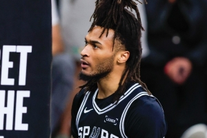 马刺vs尼克斯_吉诺比利比赛直播_NBA篮球最新战报配图