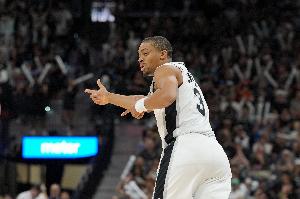 马刺vs对手_凯尔登标志性马刺篮球比赛直播_NBA最新战况配图