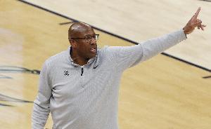马刺vs尼克斯_篮球NBA直播_波波维奇战术分析配图