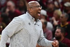 尼克斯vs马刺_NBA裁判争议_篮球比赛最新动态配图