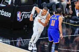 尼克斯vs马刺_麦迪逊广场花园6连败_今日NBA比赛直播配图