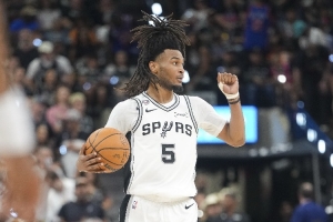 马刺vs对手_篮球NBA最新战报_卡斯尔半场高效18分配图