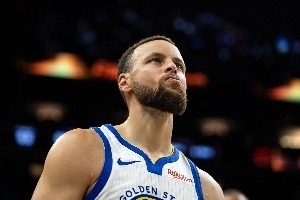 库里比赛直播_勇士交易最新动态_NBA球星争夺第五冠配图