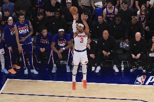 约什哈特比赛直播_尼克斯三分球战术闭环_NBA最新战况配图