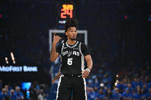 马刺vs对手_卡斯尔关键三分23分5板5助_NBA篮球比赛直播配图