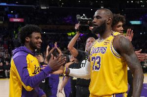 詹姆斯比赛直播_湖人最新动态_NBA篮球父亲节感人采访配图