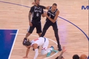 文班亚马比赛直播_马刺vs尼克斯判罚争议_篮球NBA最新动态配图